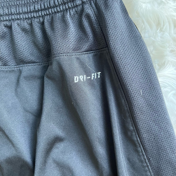 Nike Mens Fitness Shorts Black Flat Front Pockets Elastic Waist Light Weight M - Picture 7 of 8